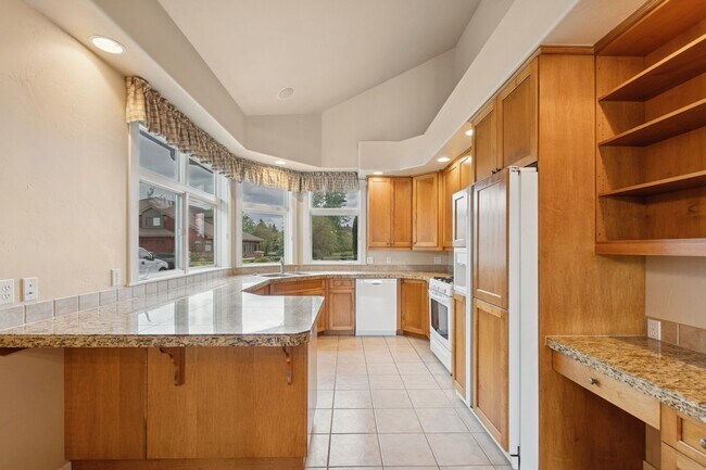 Building Photo - Wonderful Townhome On Eagle Bend Golf Course!