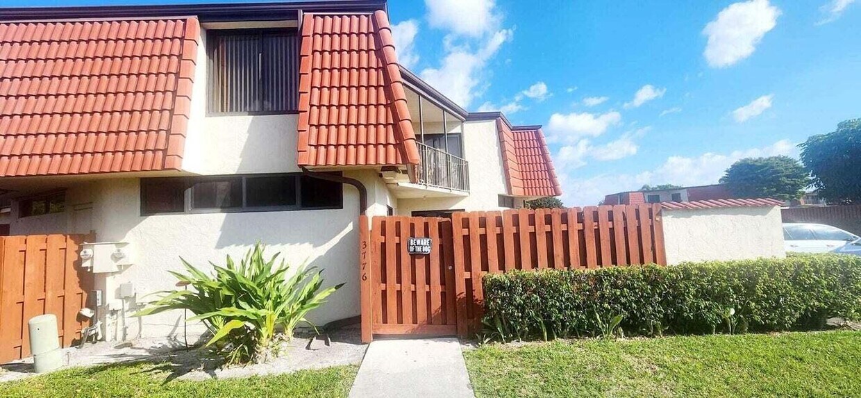 Foto del edificio - 3776 Victoria Dr