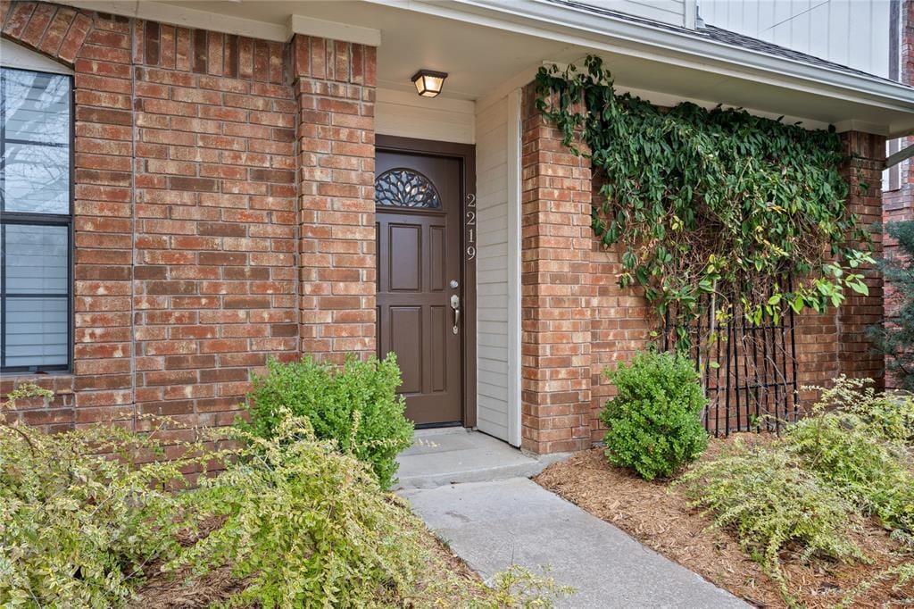 Primary Photo - 2219 Greenview Dr