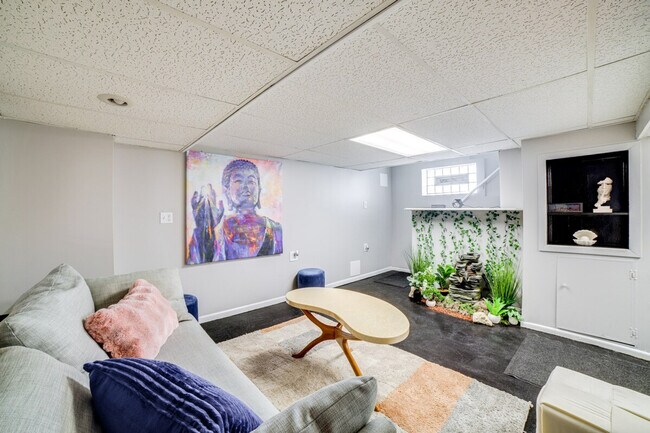 Foto del edificio - 9828 S Yates Blvd