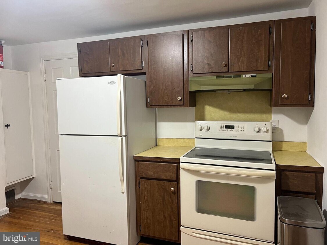 Primary Photo - 6 E Chestnut St