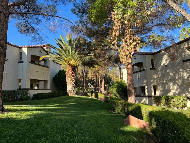 Building Photo - BEAUTIFUL UPGRADED CONDO/MANY AMENITIES - 3 BED, 2 BATH