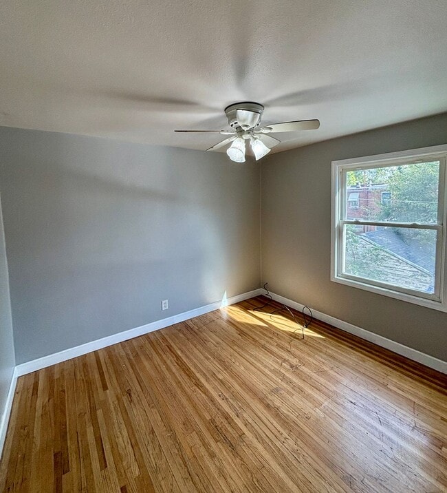 Building Photo - 2 bed, 1 bath townhome in convenient Water...