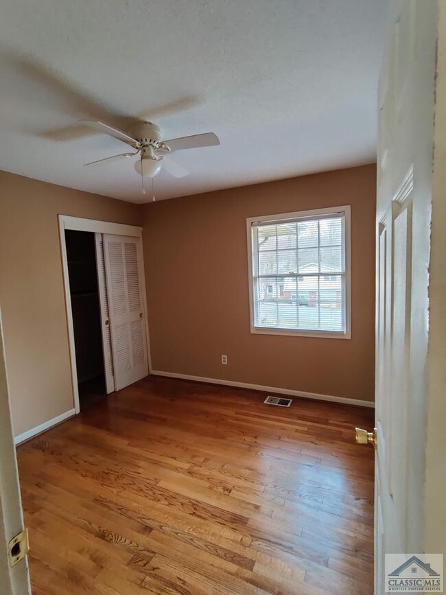 Building Photo - 276 Rhodes Dr