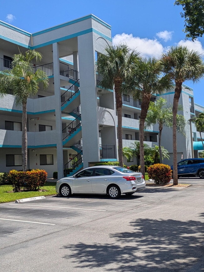 Foto del edificio - 4725 Lucerne Lakes Blvd E