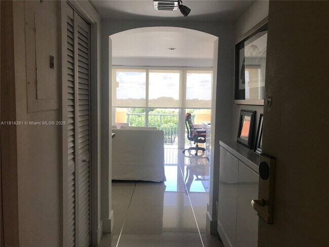 Foto del edificio - 2951 S Bayshore Dr