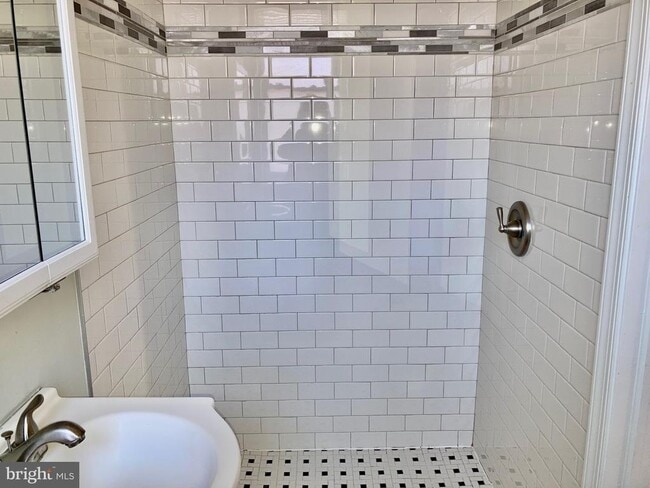 Foto del edificio - 5301 Catharine St