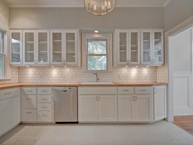Building Photo - UT PRE-LEASE: Luxury 4 bedroom home in Wes...