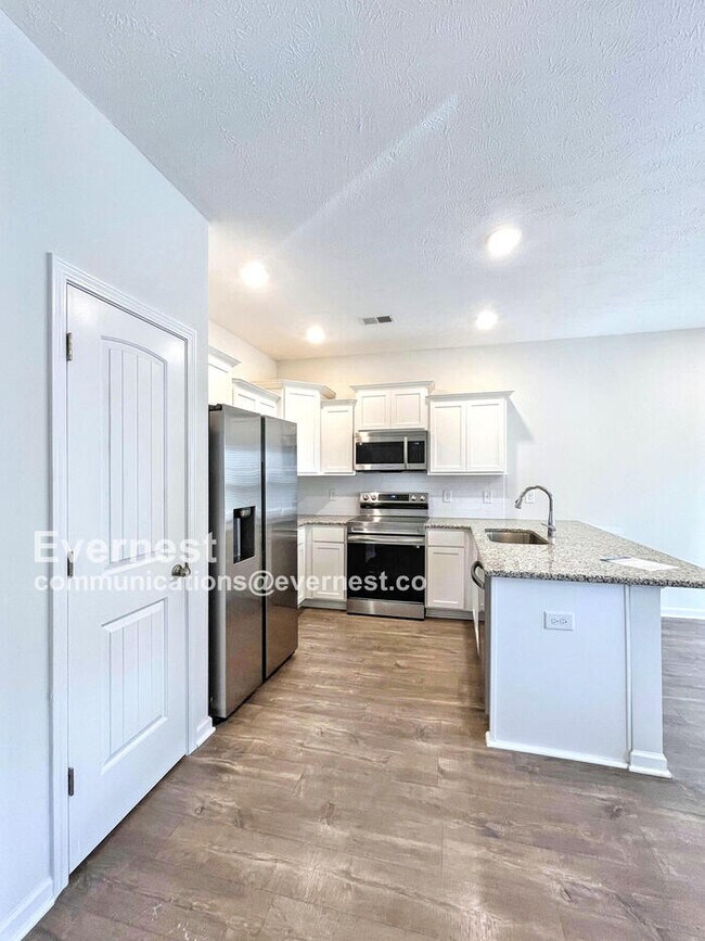 Building Photo - Beautiful 3-bedroom, 2.5-bathroom Townhous...