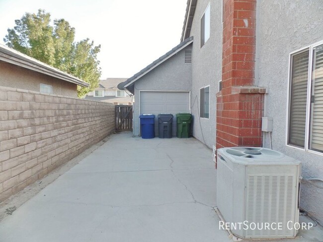 Building Photo - 5 Bedroom Home For Rent in Palmdale