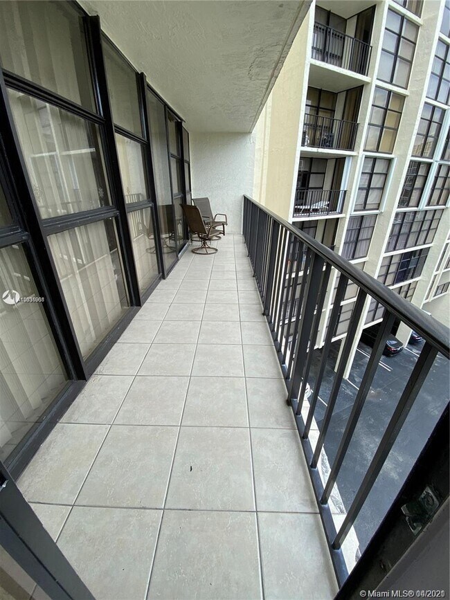 Building Photo - 600 Parkview Dr