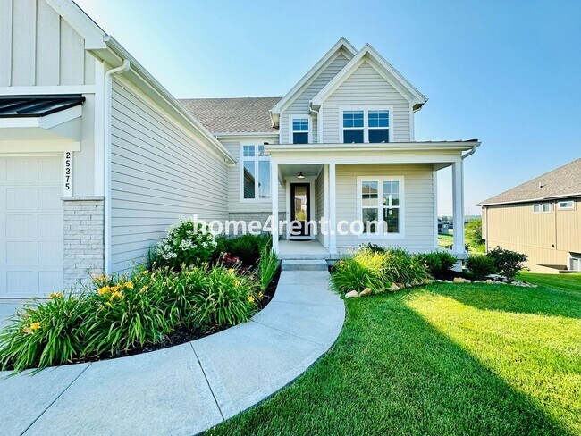Foto del edificio - Exceptional Olathe Home in the Cedar Creek Subdivision w/ Wood Floors and a Finished Basment!