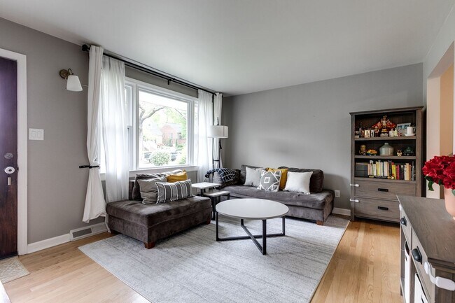 Foto del edificio - Charming 3 Bedroom Rancher Available Early...