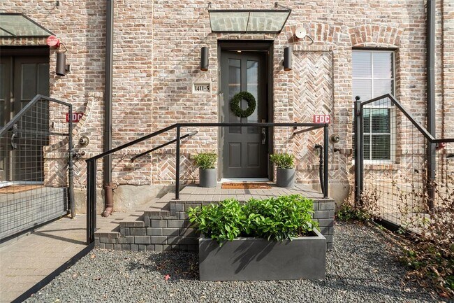 Building Photo - 1411 Town Creek Dr