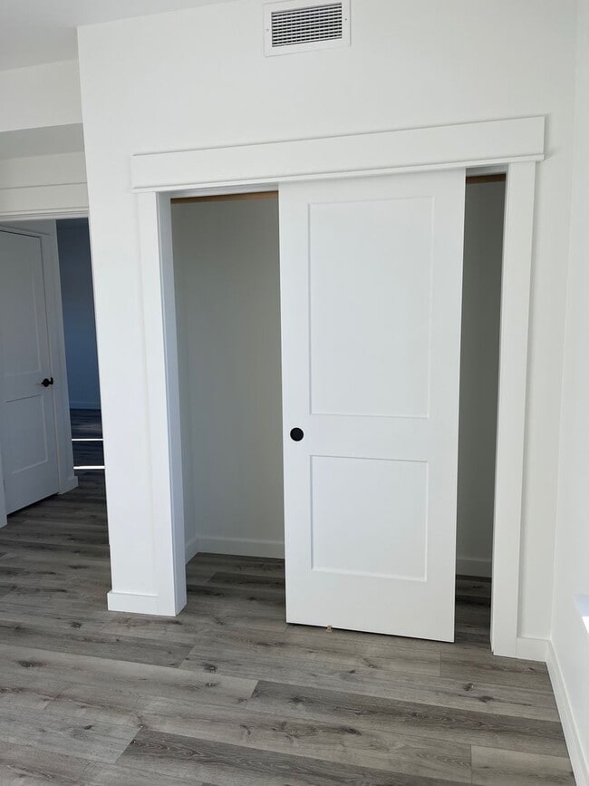 Foto del edificio - NEW! 2 Bedroom on campus! First Month Free!!