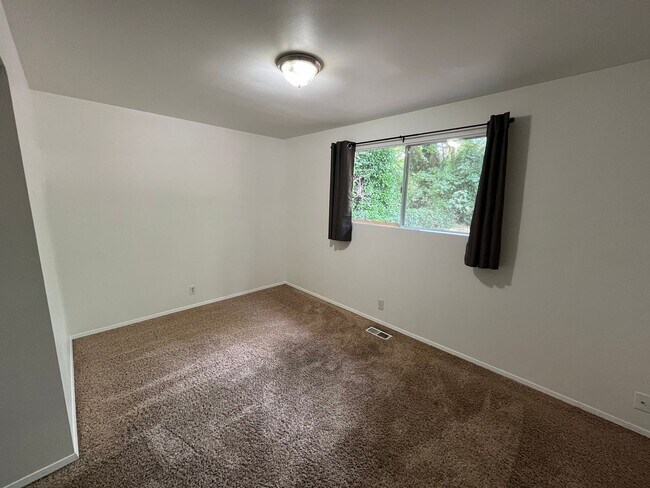 Building Photo - Kirkland Home - 3 bed/1 bath