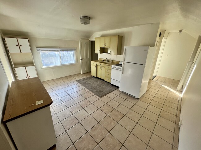 Building Photo - 440 Lake St