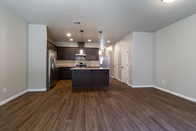 Foto del edificio - Newer Gorgeous 3 bedroom 2.5 bathroom 2 car garage Town Home *$500 Move-in Special- Skyview High ...