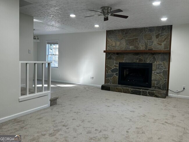 Foto del edificio - 155 Fay Dr