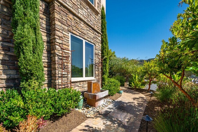 Building Photo - AVAILABLE NOW - Beautiful 3Bed, 2.5Bath Sa...