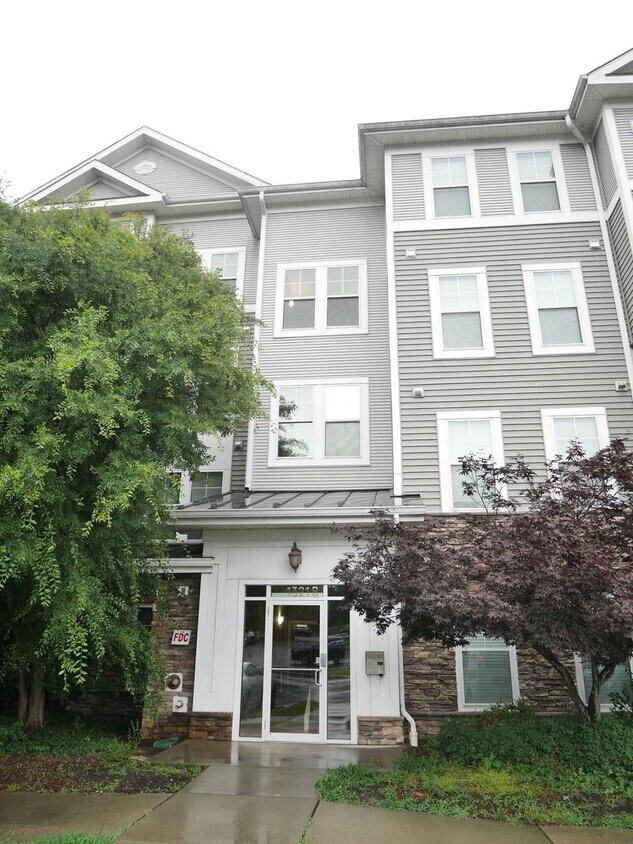 Foto principal - Spacious 1-Bedroom Condo Close to Everythi...