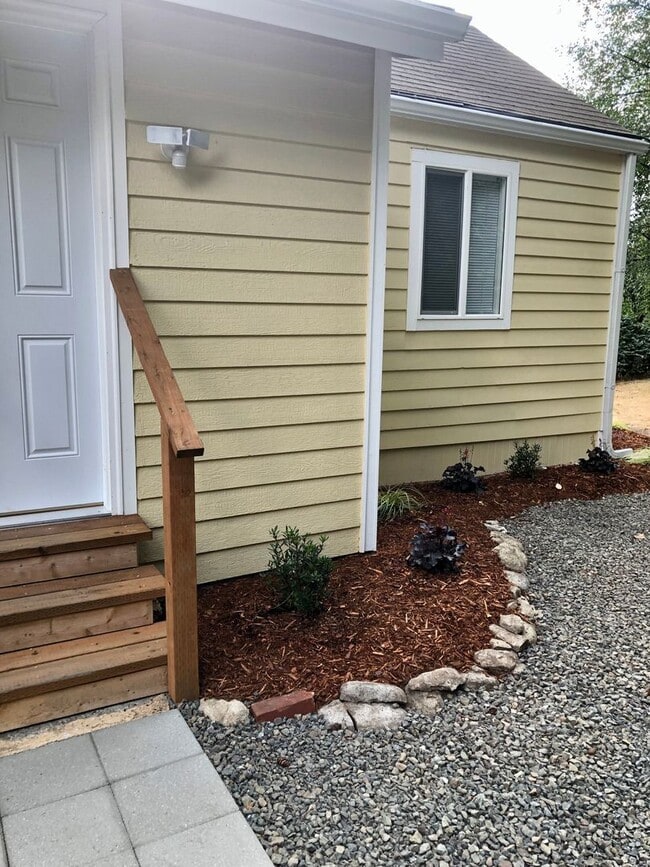 Building Photo - Cute Remodeled Studio
