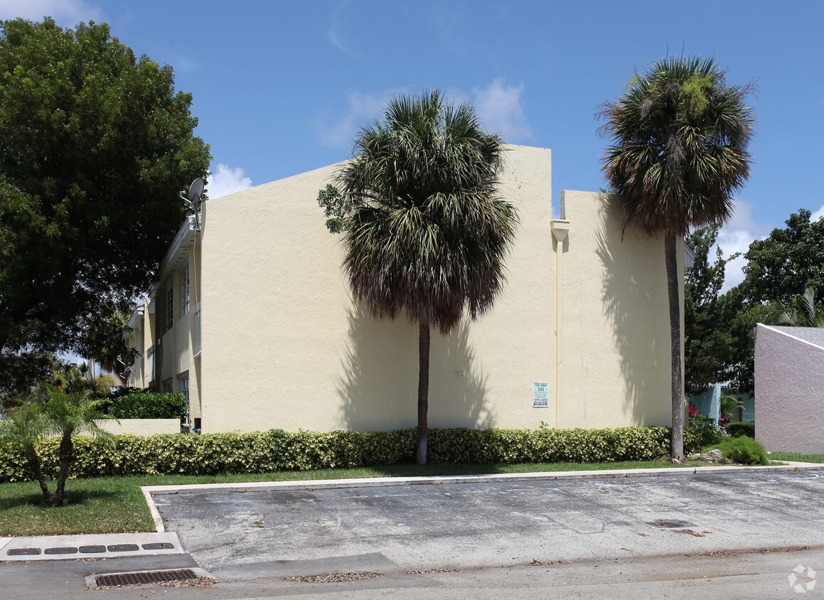 Building Photo - 2131 E Sample Rd