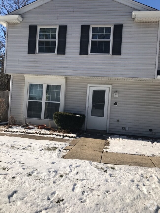 Building Photo - 15 L S Fernwood Dr