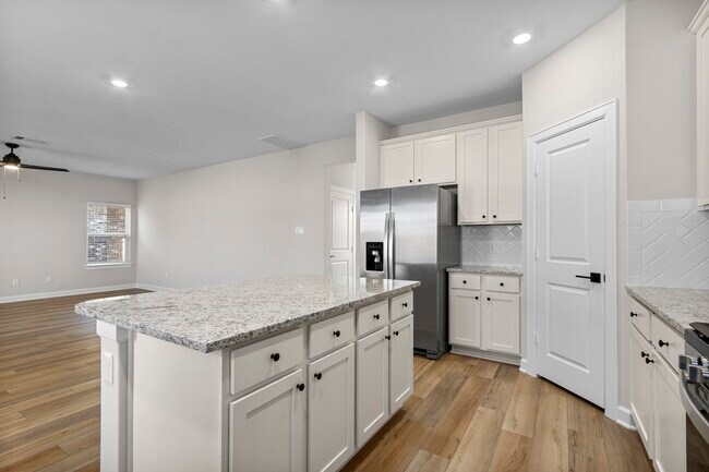 Building Photo - 1006 Whispering Winds Dr