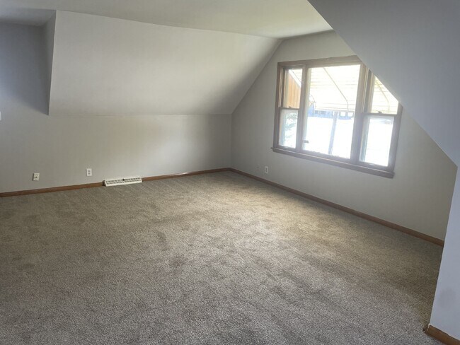 Building Photo - Upper 2 Bedroom 1 Bath Duplex