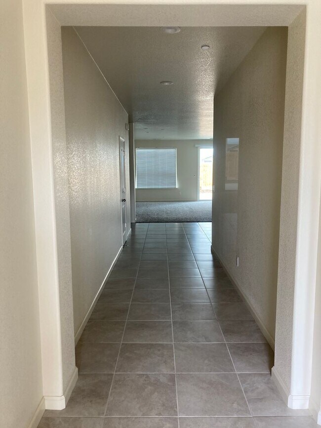 Building Photo - Beautiful 3-bedroom Merced Home