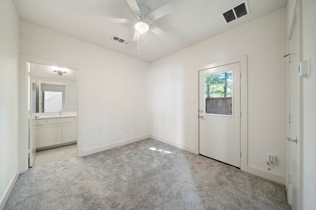 Building Photo - 4810 Martin Oaks Ln