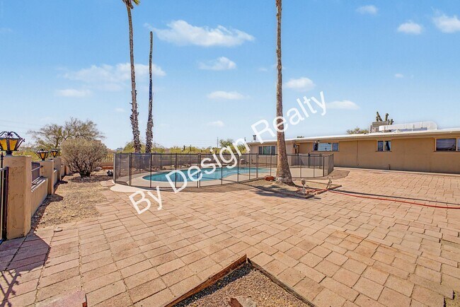 Foto del edificio - Mid Century Ranch Home on 2+ Acres with Private Pool - Mountain & City Views