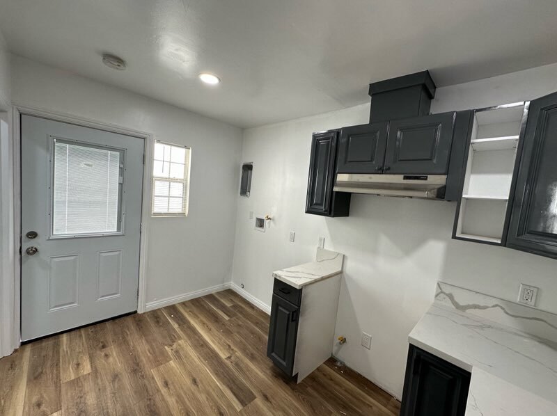 Entrance/Washer/Dryer Hookup - 1717 W 64th St