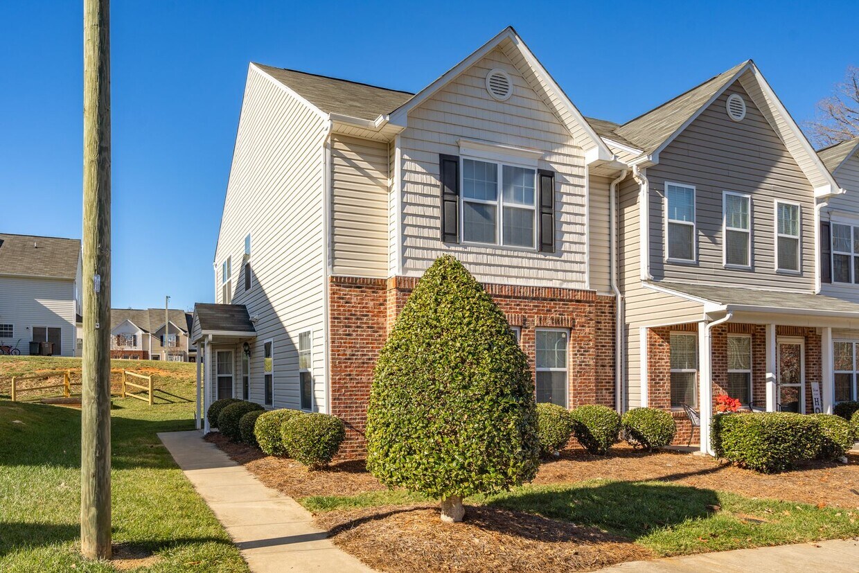 Primary Photo - Spacious home in Greensboro!
