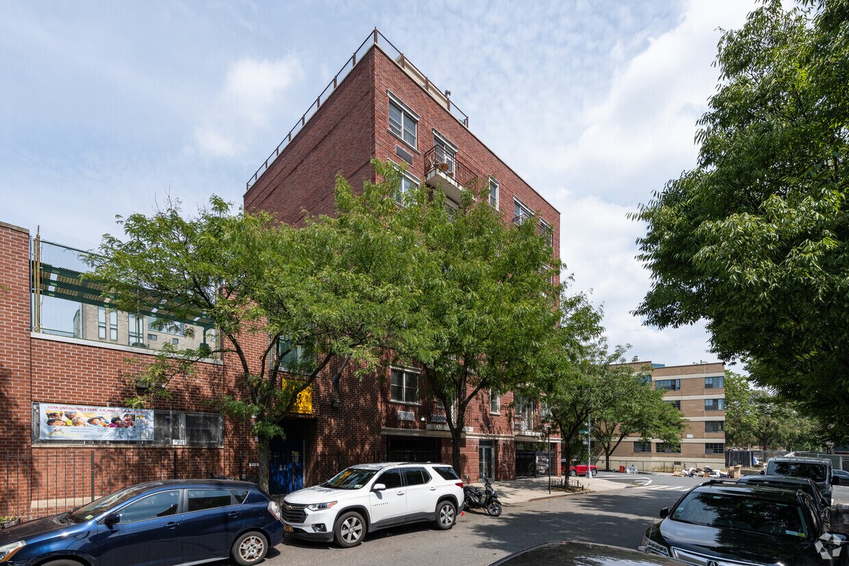 Building Photo - 87 Stagg St