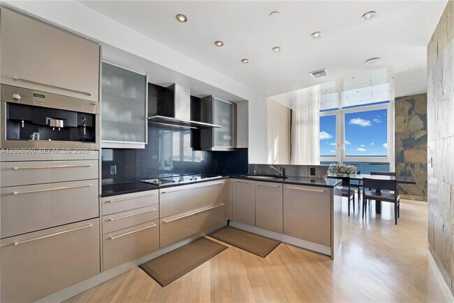 Foto del edificio - 1331 Brickell Bay Dr