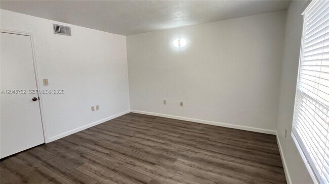 Foto del edificio - 2485 NW 33rd St