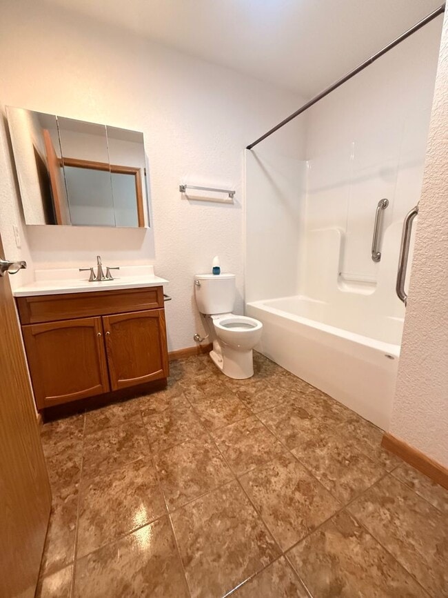 Building Photo - 1305 Country Club Dr