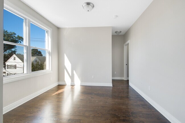 Building Photo - 406 Semel Ave