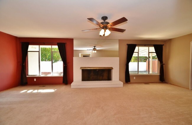 Building Photo - 487 Calle De La Mesa