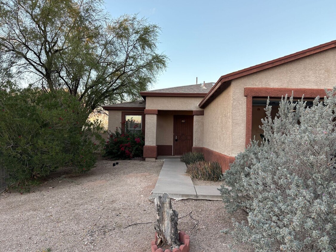 Foto principal - Charming 3 Bedroom 2 Bath Family Home in South Tucson