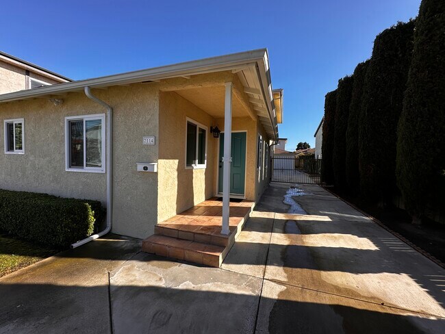 Building Photo - 2114 Dufour Ave