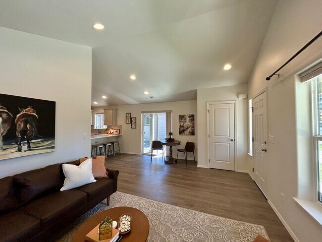 Building Photo - Town Access 2-bd Bungalow in Beautiful Sis...