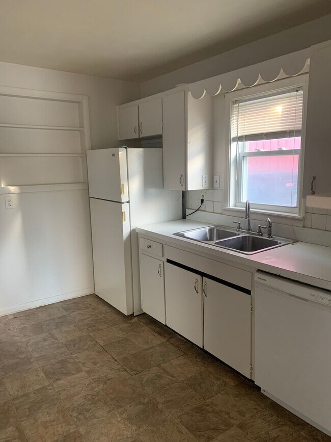 Building Photo - 2 Bedroom 1 Bath house Ready December 1st!
