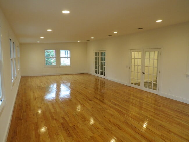 Living/Family Room - 84 Corabelle Ave