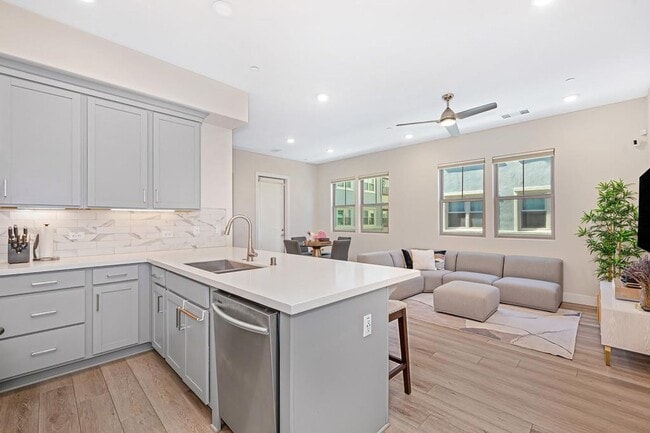Building Photo - 2 Bed 2 Bath (plus a den) Gala Condo