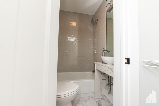 Foto del edificio - 505 W Belmont Ave