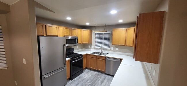 Building Photo - 3 Bed 2 Bath Single level -Trex Deck- Larg...