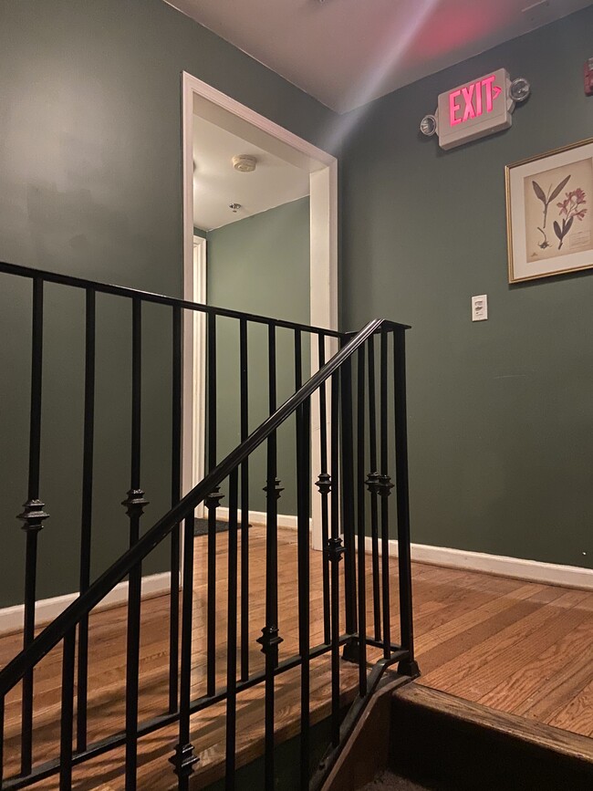 Lobby - 1521 Roselle St